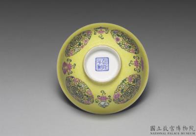 图片[3]-Tea bowl with shou character inside flower brocade on a carved yellow ground in falangcai painted enamels, Qianlong reign (1736-1795), Qing dynasty-China Archive